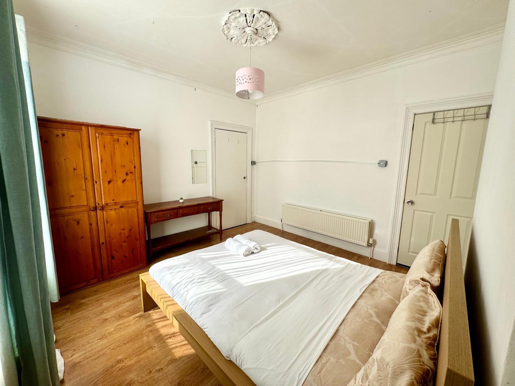 Privatunterkunft Cozy Large Near City Centre